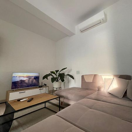 Perla Luxury Apartment - Private Patio & Parking فلورا المظهر الخارجي الصورة