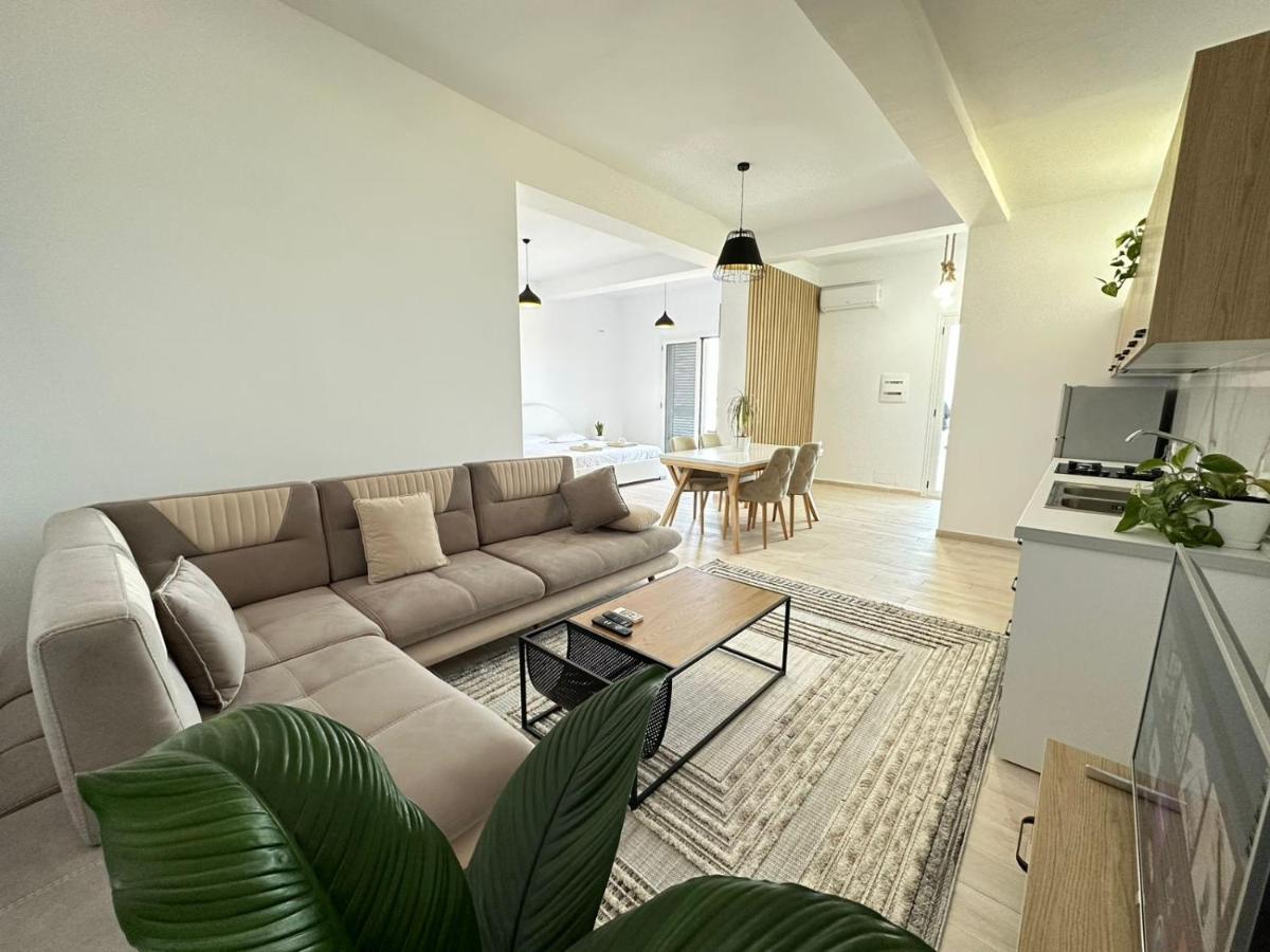 Perla Luxury Apartment - Private Patio & Parking فلورا المظهر الخارجي الصورة