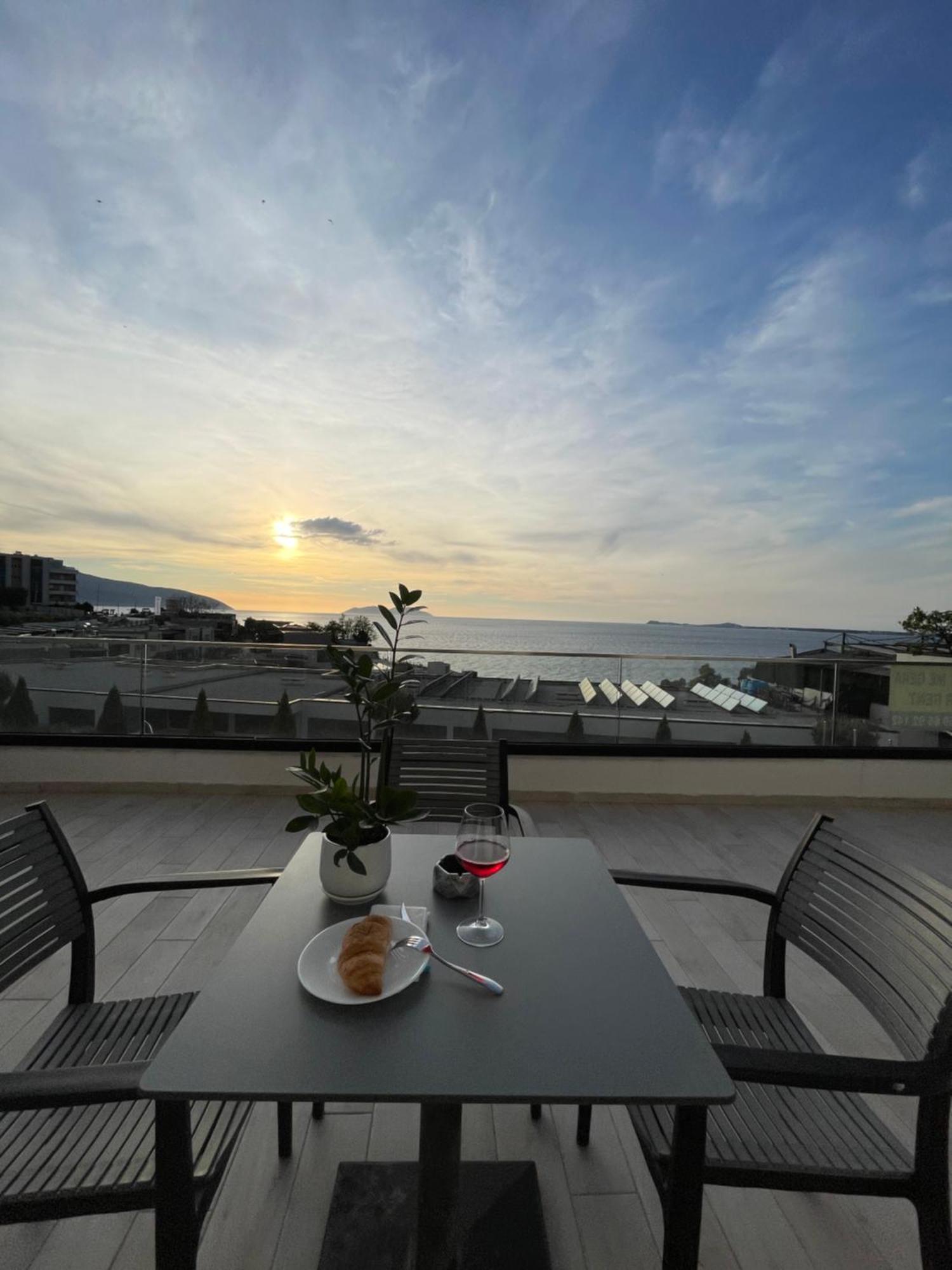 Perla Luxury Apartment - Private Patio & Parking فلورا المظهر الخارجي الصورة