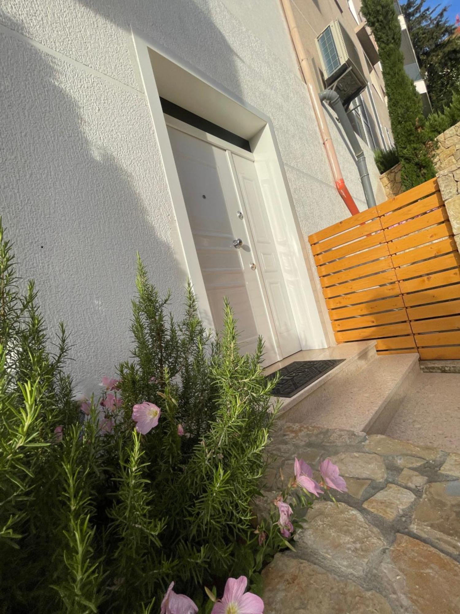 Perla Luxury Apartment - Private Patio & Parking فلورا المظهر الخارجي الصورة